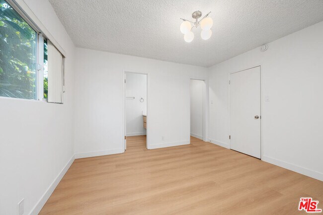 Building Photo - 833 5th St