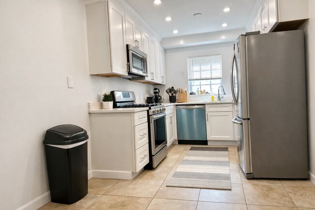 Building Photo - 166 Lake Shore Rd