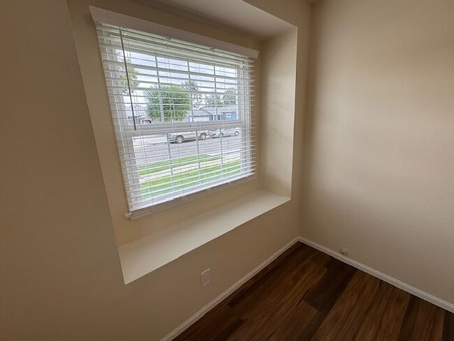 Building Photo - Beautiful 3 bedroom 2 bath HOME . . .  Clo...