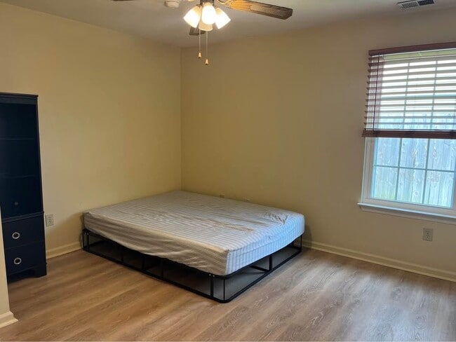Building Photo - 2084 Rock Lake Loop
