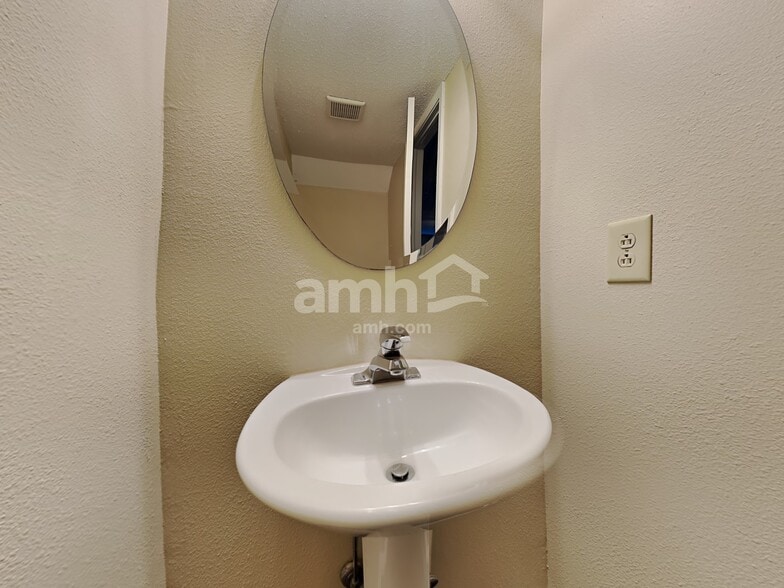 Building Photo - 607 West St