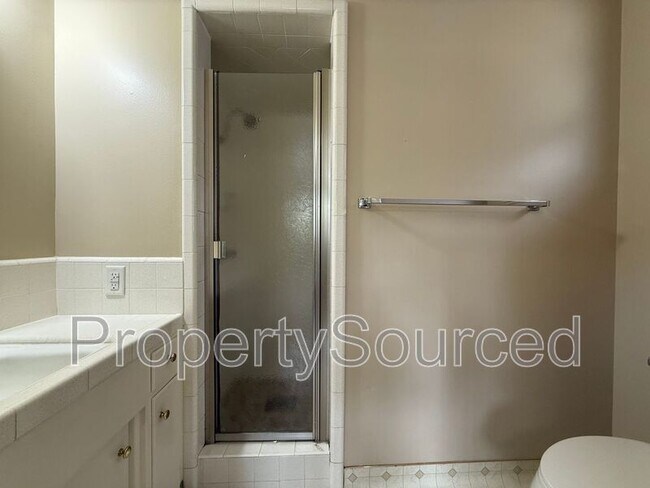 Building Photo - 1537 Maplewood Dr