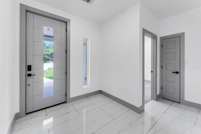 Building Photo - 90 Piping Rock Pl