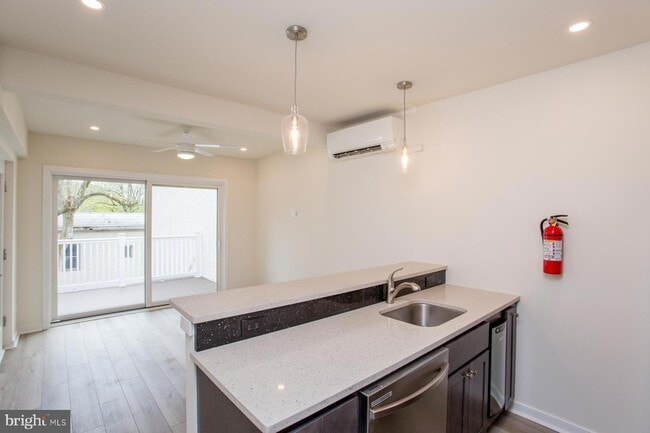 Building Photo - 41 Bridge St