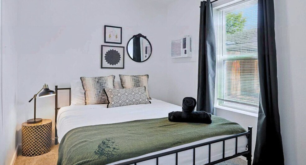 Building Photo - 2336 Minnie St