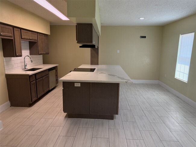 Building Photo - 2501 Maple St