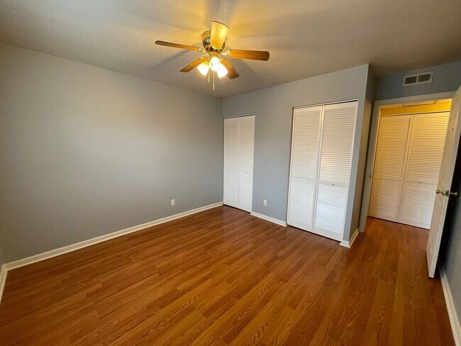 Building Photo - Charming Clifton Condo!