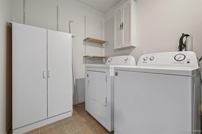 Building Photo - 26070 N Lake Dr