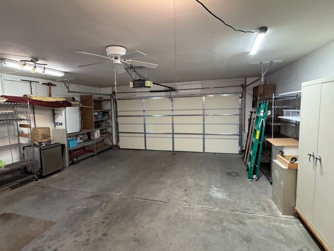 Building Photo - Fully Furnished 3Bed, 2Bath, 2Car Garage i...