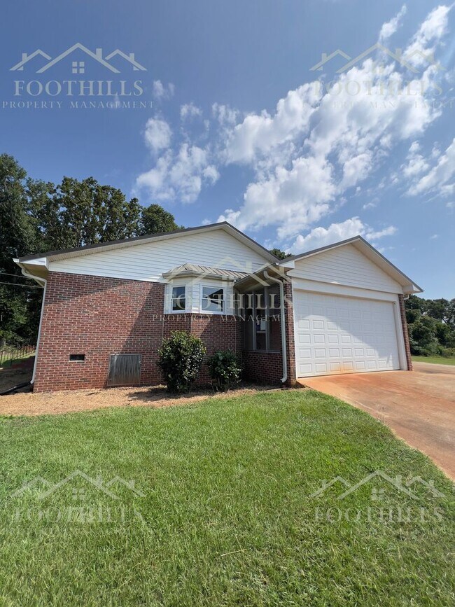 Building Photo - Peaceful Country Living with Stunning View...