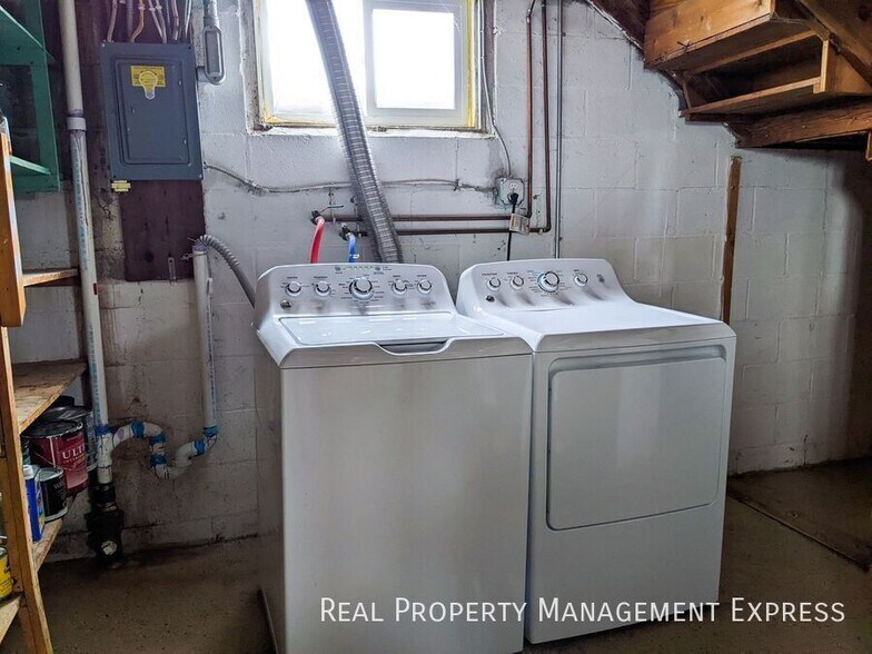 Building Photo - 3 Bed House w/ Fenced-In Yard