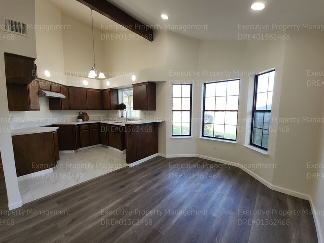 Building Photo - Stylish home with upgraded amenities