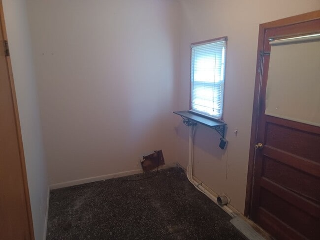 Building Photo - Spacious 3 bedroom / 1 bath home on South side