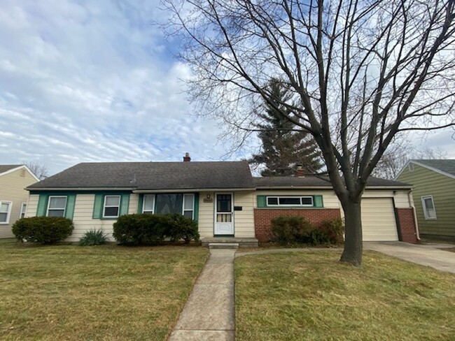 Primary Photo - CHARMING, 3 BED 1 BATH RANCH - LIVONIA