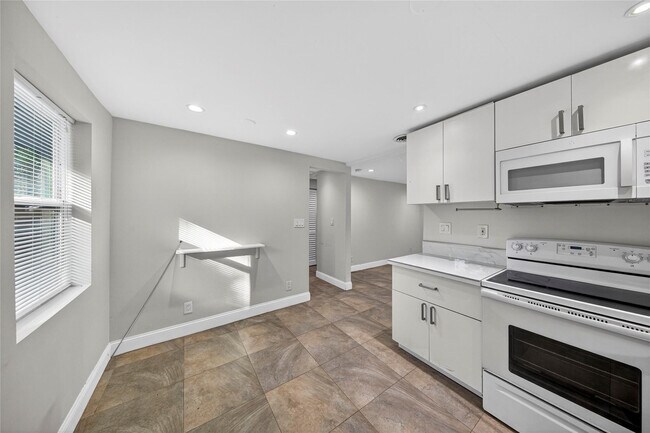 Building Photo - 2009 NW 21st Ave