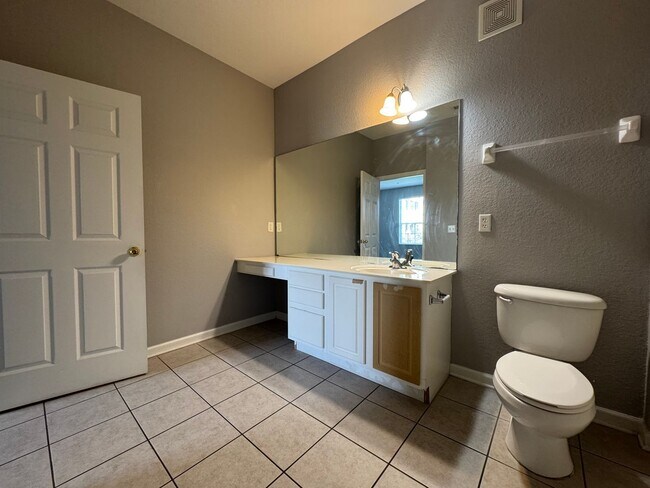 Building Photo - Beautiful 3 Bed, 2 Bath Condo in Desirable...