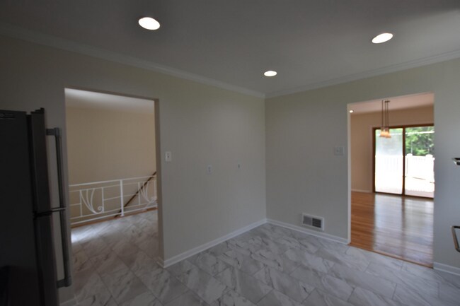 Building Photo - 4015 Heathfield Rd