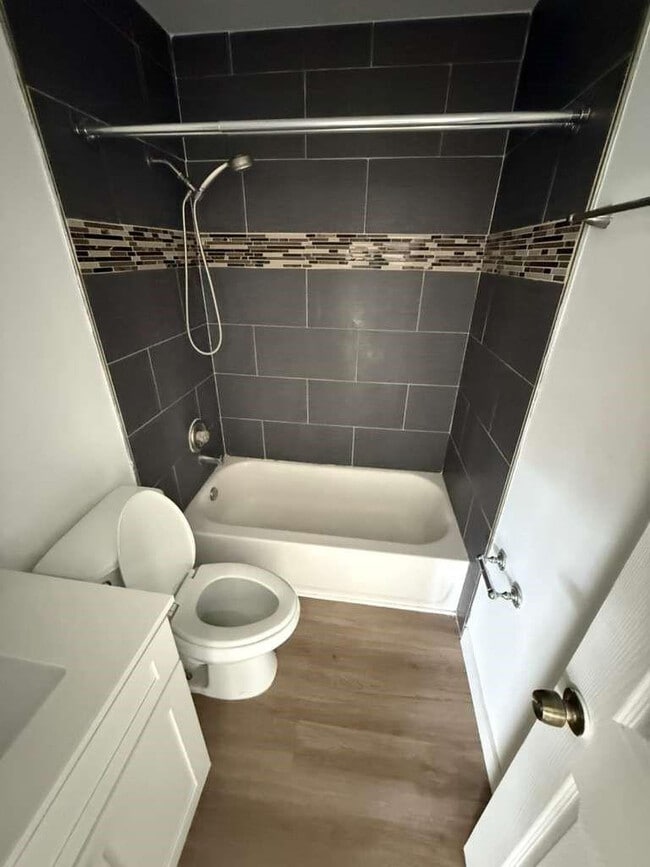 Building Photo - 902 E Tiffany Dr