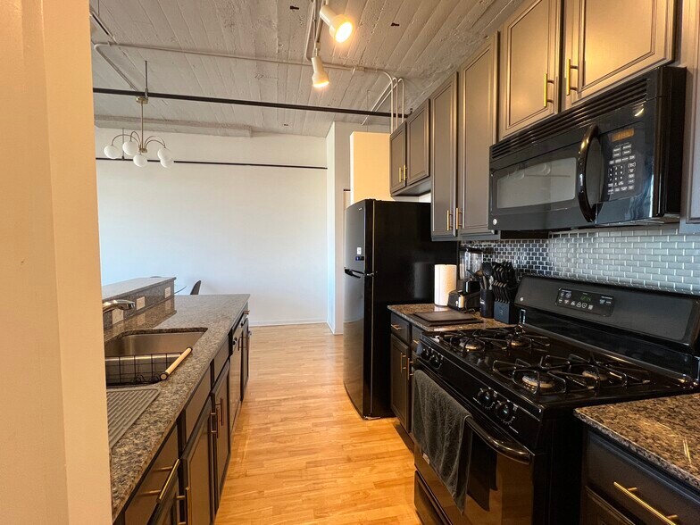 Building Photo - 1550 S Blue Island Ave