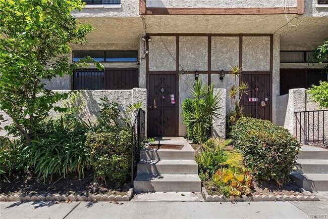 Building Photo - Gorgeous NOHO Townhome for Rent