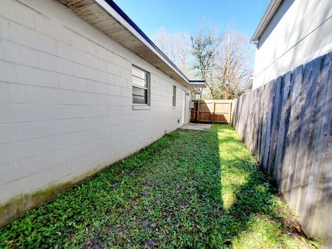 Building Photo - 2840 Cook St