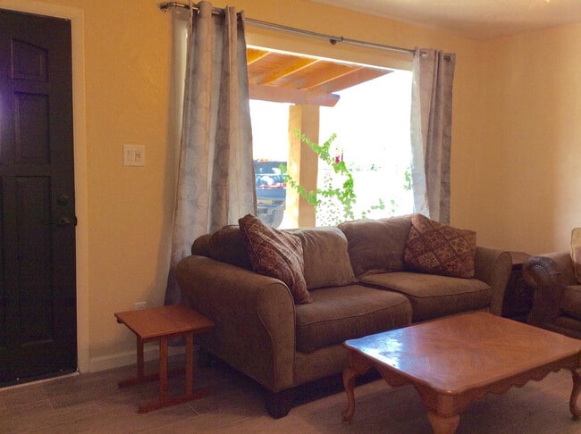 Building Photo - 2011 N Van Ness Ave