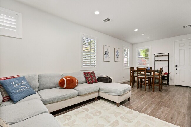 Building Photo - 2460 Solara Ln