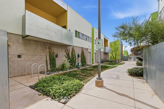 Building Photo - 1111 W University Dr