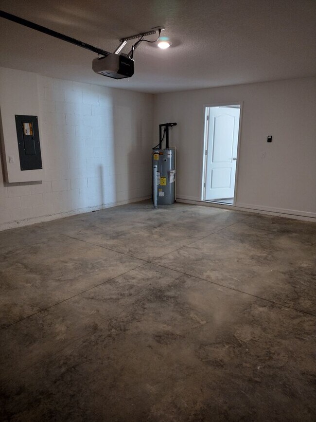 Building Photo - Beautiful 4 bedroom 2.5 Bathroom House For...