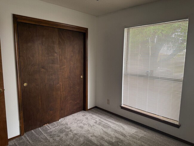 Building Photo - 4 Br, 1.75 Ba, 2 living areas, formal dining room, 2 CG, nice yards, storage shed