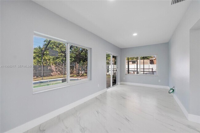 Building Photo - 4725 NW 5th Ct