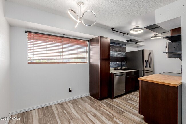 Building Photo - 2625 E Indian School Rd