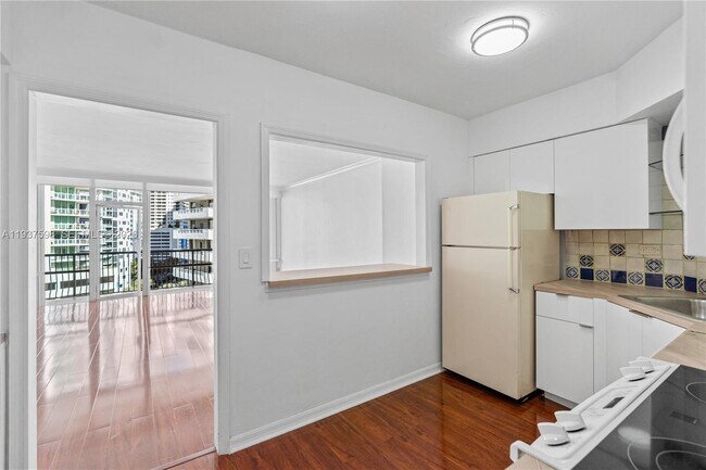 Building Photo - 1408 Brickell Bay Dr