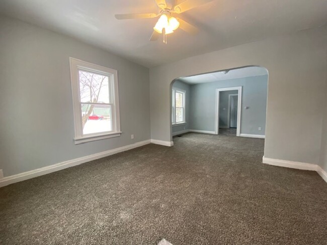 Building Photo - Two bedroom, one bathroom single home in S...