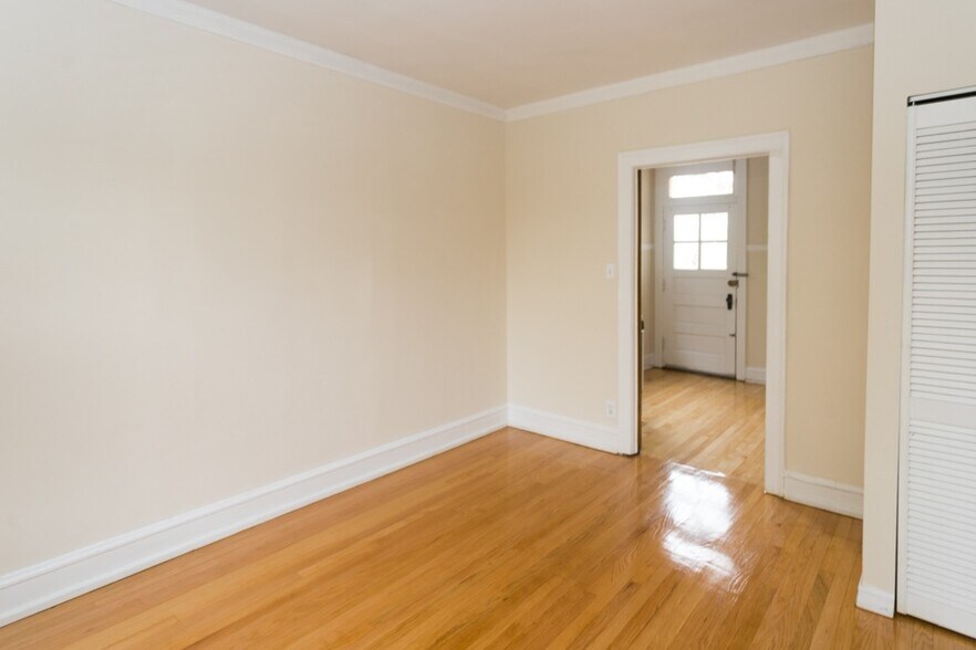 Building Photo - 1455 W Byron St