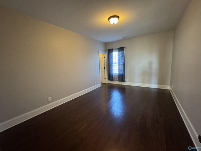 Building Photo - 5 Brown Tulip Dr