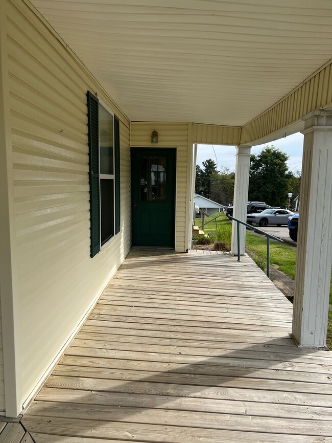 Building Photo - 3 Bedroom Duplex