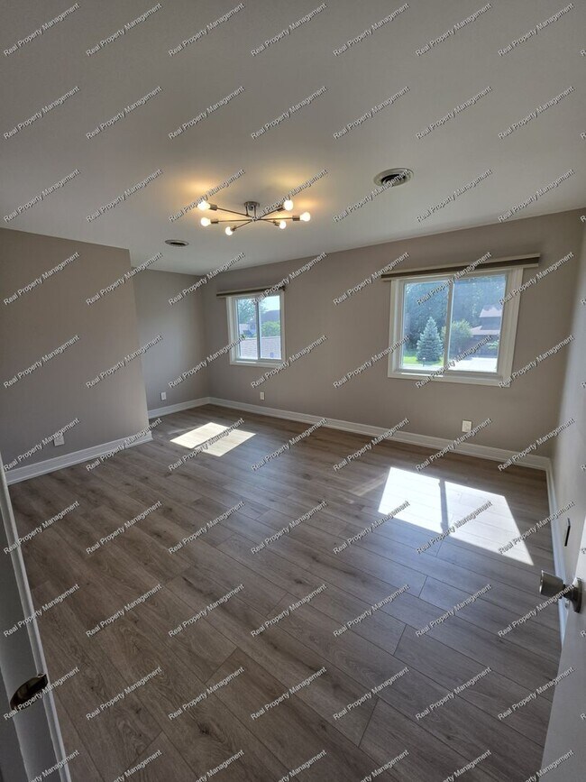 Building Photo - Stunning Munster 4 Bedroom House