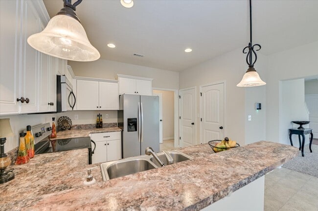 Building Photo - 880 Westlawn Dr