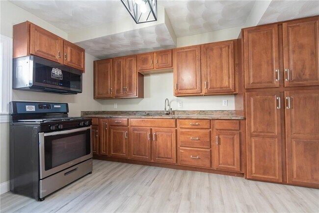 Building Photo - 29 Marlborough Ave