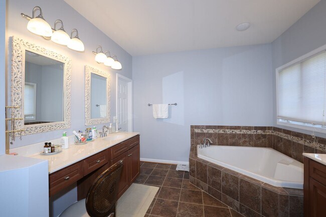 Building Photo - BEAUTIFUL SINGLE FAMILY HOME IN LANSDOWNE