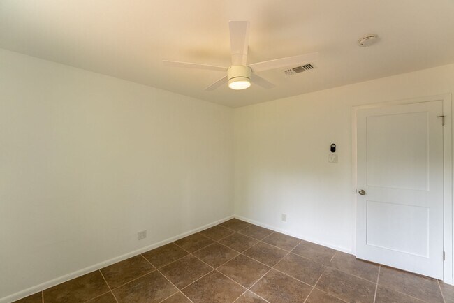 Building Photo - Hidden Gem | 4 bed 3 bath home in highly sought after Windsor Park!!!