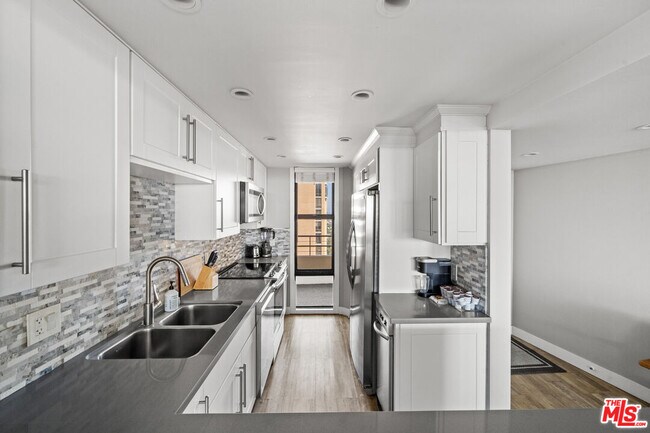 Building Photo - 4314 Marina City Dr
