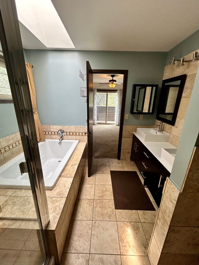 Building Photo - Beautiful 5 Bedroom Home with Large Private Yard