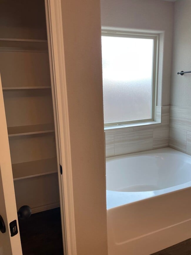 Building Photo - **NO PETS*** | Beautiful Single-Story 4 BR, 2.5 Bath | Covered Patio | Close to Fort Cavazos