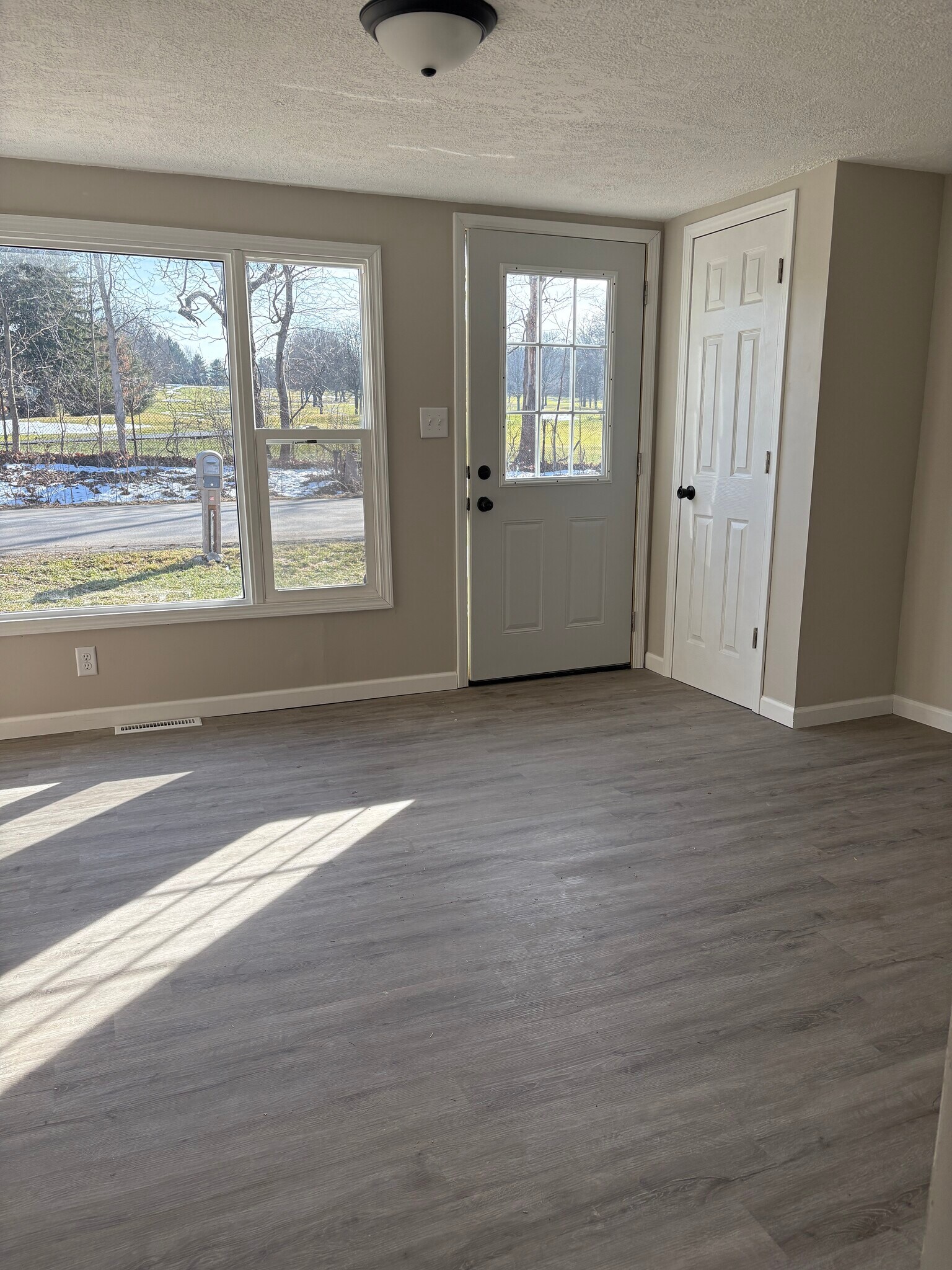 Living Room - 640 Hanna Rd