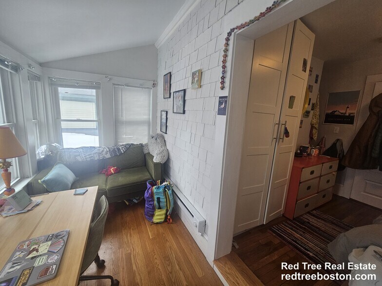 Building Photo - 7 Riverside Pl