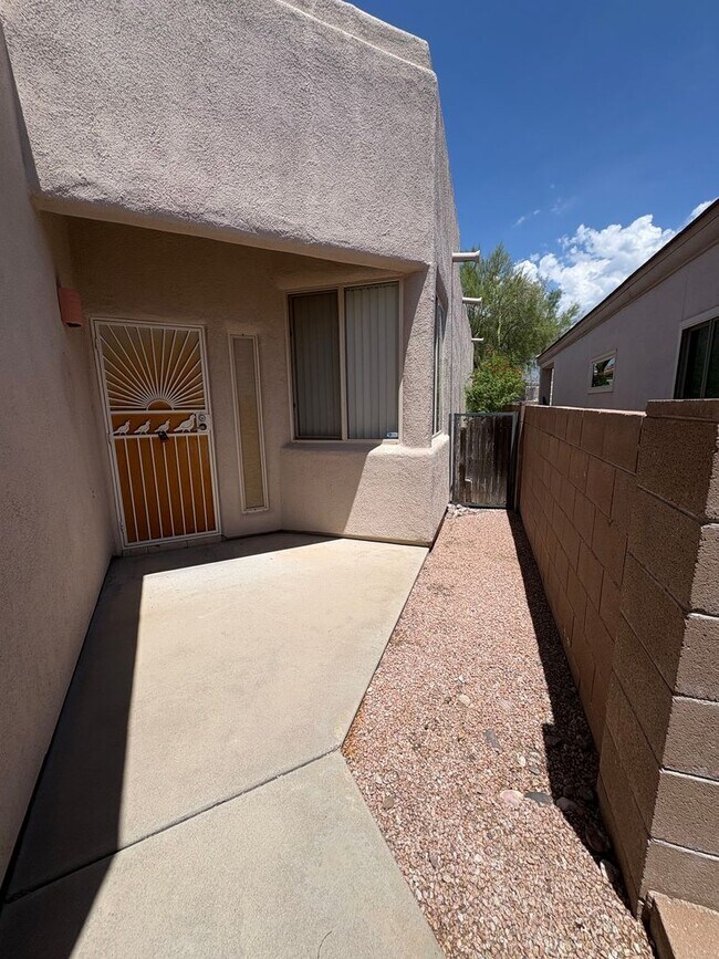 Building Photo - Well Maintained Home in  East Side Gated Community- 3Bd-A/C-Community Pools !!