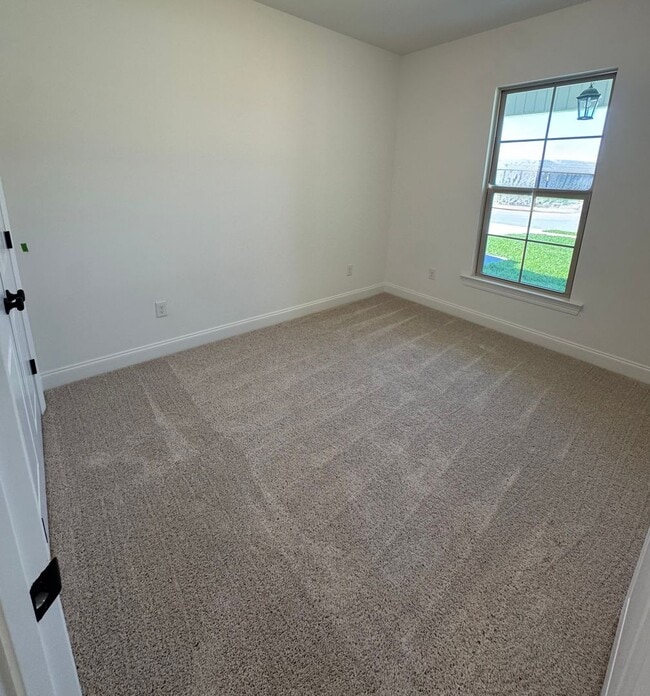 Building Photo - 4 Bed 2 Full baths