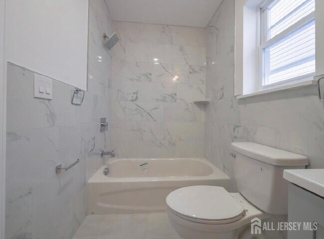 Building Photo - 496 S 18th St